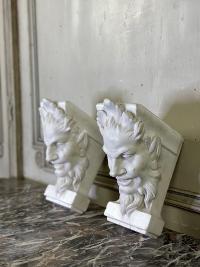 Paire De Consoles En Marbre Blanc Statuaire, Têtes De Faunes