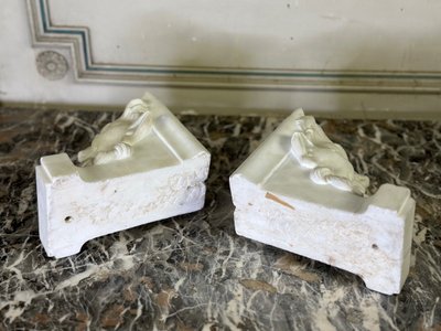 Paire De Consoles En Marbre Blanc Statuaire, Têtes De Faunes