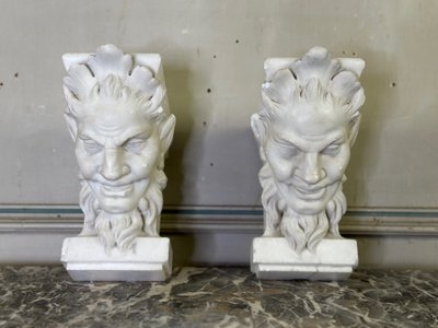 Paire De Consoles En Marbre Blanc Statuaire, Têtes De Faunes