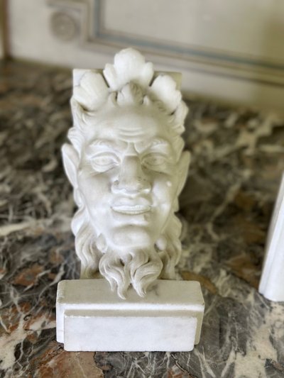 Paire De Consoles En Marbre Blanc Statuaire, Têtes De Faunes