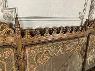 Ein Paar Ecksessel Und Eine Orientalische Bank Aus Geschnitztem Und Polychromiertem Holz Um 1900