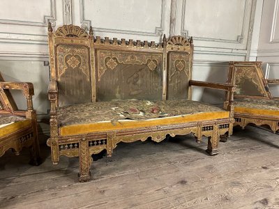 Ein Paar Ecksessel Und Eine Orientalische Bank Aus Geschnitztem Und Polychromiertem Holz Um 1900