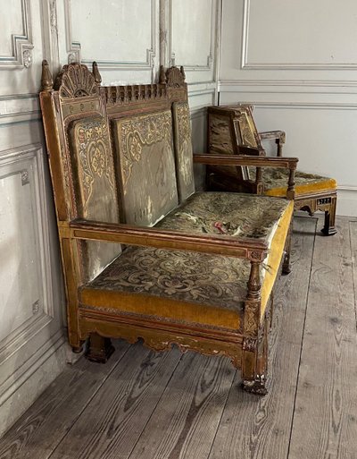 Ein Paar Ecksessel Und Eine Orientalische Bank Aus Geschnitztem Und Polychromiertem Holz Um 1900