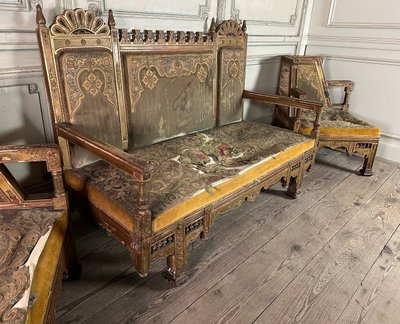 Ein Paar Ecksessel Und Eine Orientalische Bank Aus Geschnitztem Und Polychromiertem Holz Um 1900