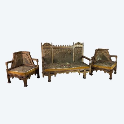 Ein Paar Ecksessel Und Eine Orientalische Bank Aus Geschnitztem Und Polychromiertem Holz Um 1900