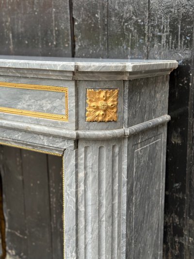 Cheminée Demi Lune De Style Louis XVI En Marbre Bleu Turquin Vers 1880