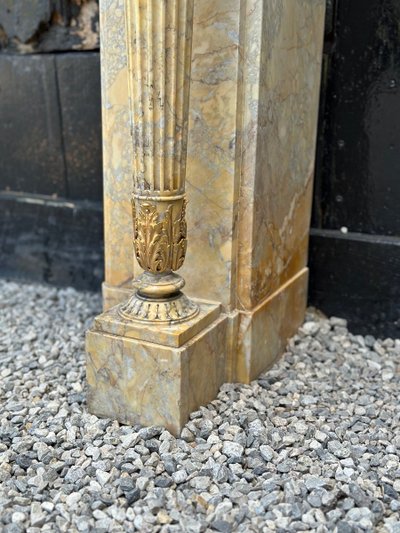 Camino in stile Luigi XVI in marmo giallo Siena e bronzi dorati
