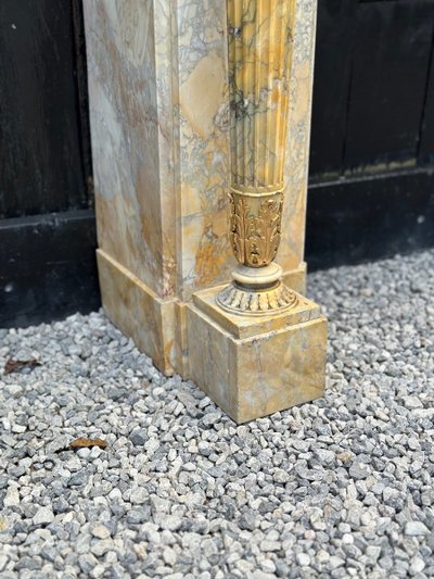 Camino in stile Luigi XVI in marmo giallo Siena e bronzi dorati