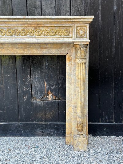 Camino in stile Luigi XVI in marmo giallo Siena e bronzi dorati