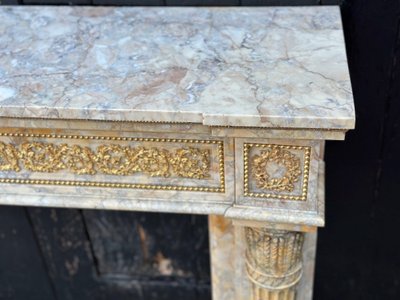 Camino in stile Luigi XVI in marmo giallo Siena e bronzi dorati