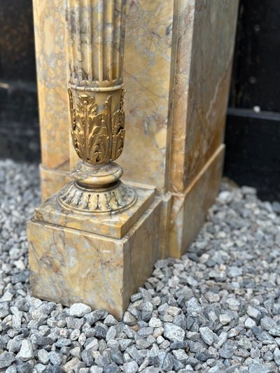 Camino in stile Luigi XVI in marmo giallo Siena e bronzi dorati