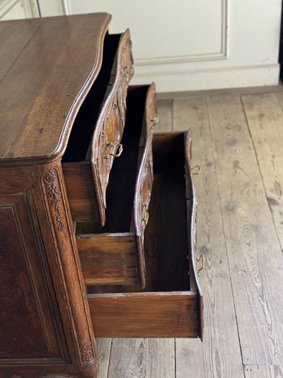 Commode Louis XV En Chêne Sculpté, XVIIIème Siècle