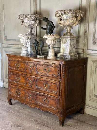 Commode Louis XV En Chêne Sculpté, XVIIIème Siècle