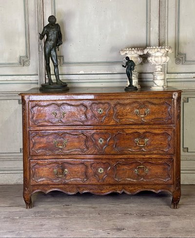 Commode Louis XV En Chêne Sculpté, XVIIIème Siècle