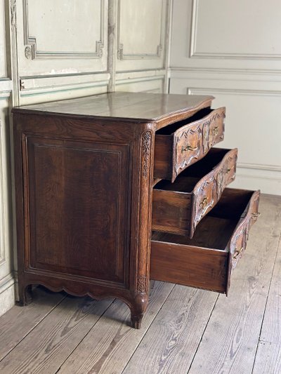 Commode Louis XV En Chêne Sculpté, XVIIIème Siècle