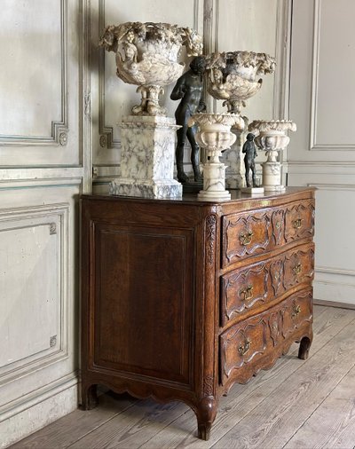 Commode Louis XV En Chêne Sculpté, XVIIIème Siècle