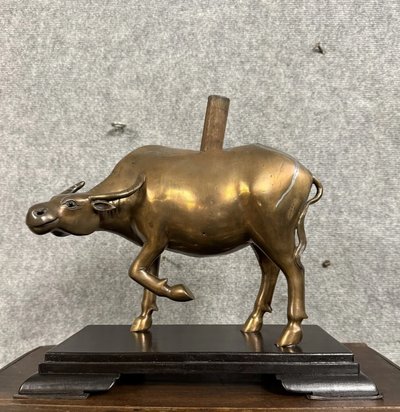 Asia XX secolo: scultura in bronzo con patina di rame e tracce di argentatura