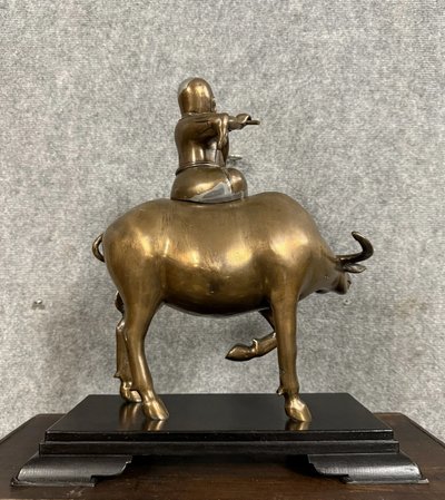 Asia XX secolo: scultura in bronzo con patina di rame e tracce di argentatura
