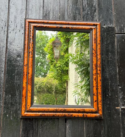 Specchio in tartaruga e legno riccio nero nello stile di Antwerp Frames