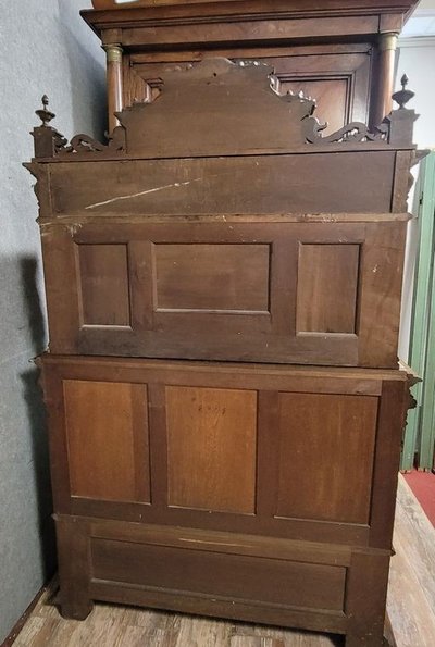 Anrichte aus geschnitztem Nussbaumholz im Renaissancestil