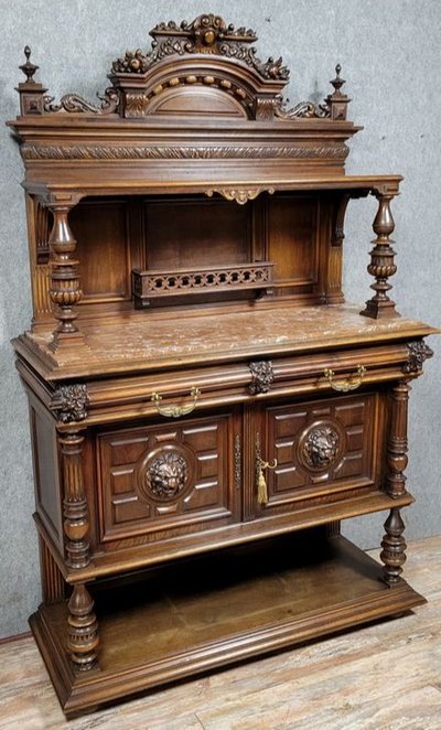 Anrichte aus geschnitztem Nussbaumholz im Renaissancestil