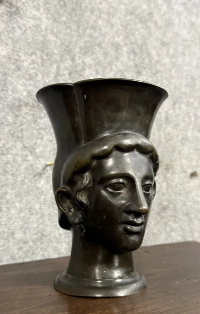 Testa di giovane in bronzo antico patinato, medaglia, XIX secolo