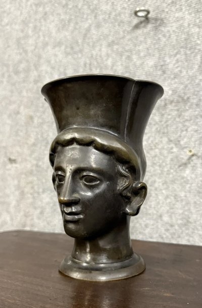 Testa di giovane in bronzo antico patinato, medaglia, XIX secolo