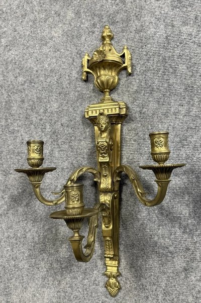 Paire d'appliques Empire aux cariatides en bronze doré