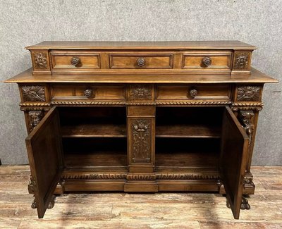 Sideboard im Renaissancestil mit Karyatiden aus Walnuss