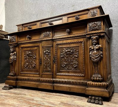 Sideboard im Renaissancestil mit Karyatiden aus Walnuss
