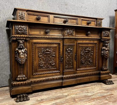 Sideboard im Renaissancestil mit Karyatiden aus Walnuss