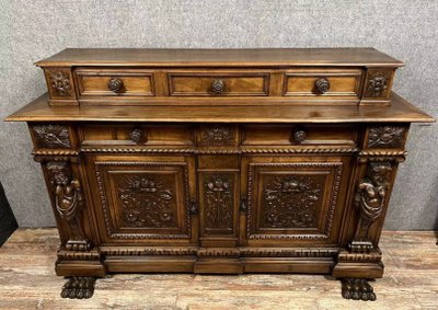 Sideboard im Renaissancestil mit Karyatiden aus Walnuss