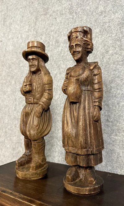 Sculture in legno raffiguranti una coppia bretone del XIX secolo