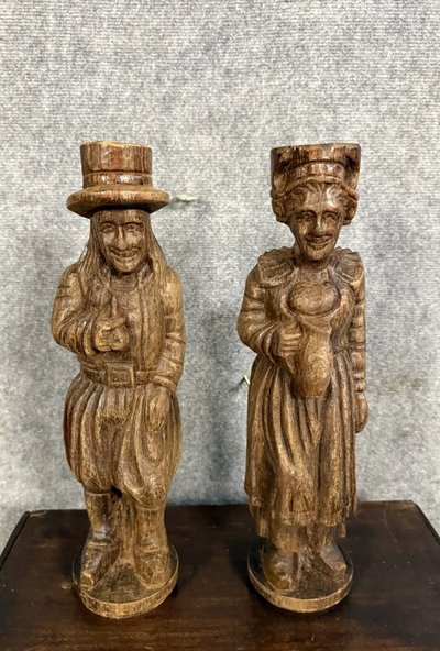 Sculture in legno raffiguranti una coppia bretone del XIX secolo