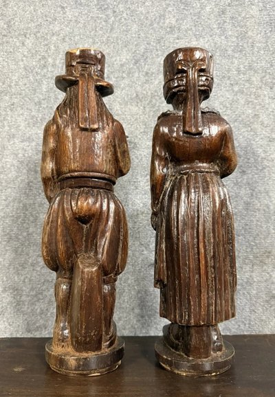 Sculture in legno raffiguranti una coppia bretone del XIX secolo