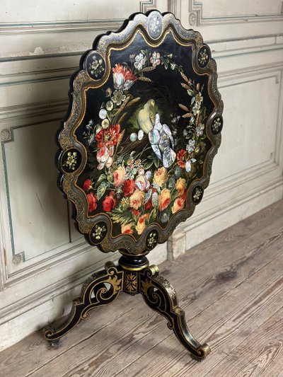 Tavolo con piedistallo Napoleone III, piano inclinabile in legno annerito, decorazioni con fiori e uccelli bordeaux