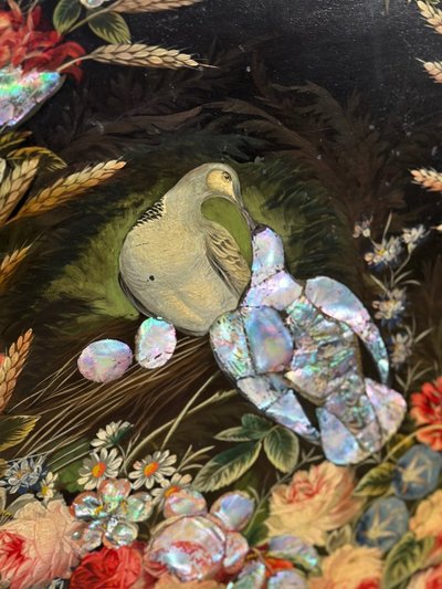 Tavolo con piedistallo Napoleone III, piano inclinabile in legno annerito, decorazioni con fiori e uccelli bordeaux