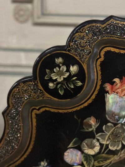 Tavolo con piedistallo Napoleone III, piano inclinabile in legno annerito, decorazioni con fiori e uccelli bordeaux