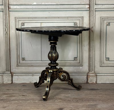 Tavolo con piedistallo Napoleone III, piano inclinabile in legno annerito, decorazioni con fiori e uccelli bordeaux