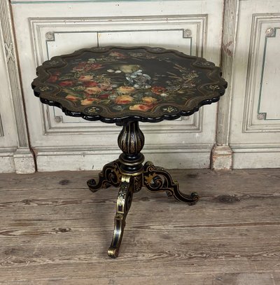 Tavolo con piedistallo Napoleone III, piano inclinabile in legno annerito, decorazioni con fiori e uccelli bordeaux