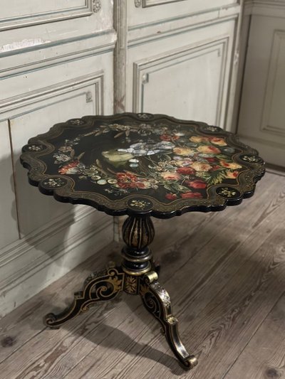Tavolo con piedistallo Napoleone III, piano inclinabile in legno annerito, decorazioni con fiori e uccelli bordeaux