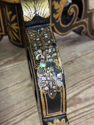 Tavolo con piedistallo Napoleone III, piano inclinabile in legno annerito, decorazioni con fiori e uccelli bordeaux