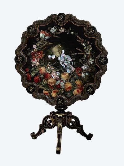 Tavolo con piedistallo Napoleone III, piano inclinabile in legno annerito, decorazioni con fiori e uccelli bordeaux