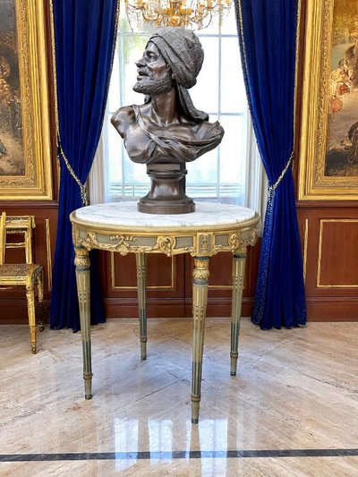 GUERIDON ROND XIXe DE STYLE LOUIS XVI EN BOIS PEINT ET DORÉ AVEC DESSUS MARBRE