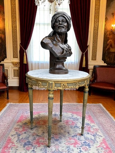 GUERIDON ROND XIXe DE STYLE LOUIS XVI EN BOIS PEINT ET DORÉ AVEC DESSUS MARBRE