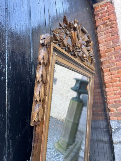 Specchio Luigi XVI in legno intagliato e dorato del XVIII secolo