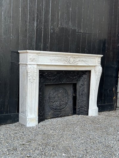 Mantello Luigi XVI in marmo bianco di Carrara del 1880 circa