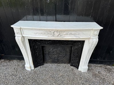 Mantello Luigi XVI in marmo bianco di Carrara del 1880 circa