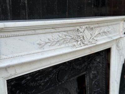 Mantello Luigi XVI in marmo bianco di Carrara del 1880 circa