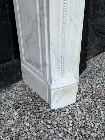 Mantello Luigi XVI in marmo bianco di Carrara del 1880 circa